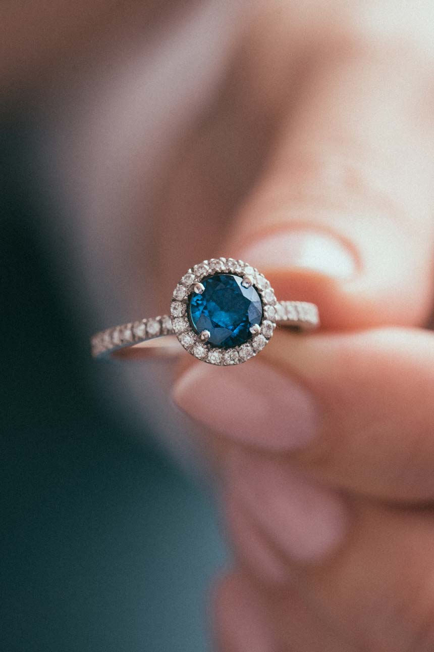 Choisir sa bague de fiançailles solitaires entourés