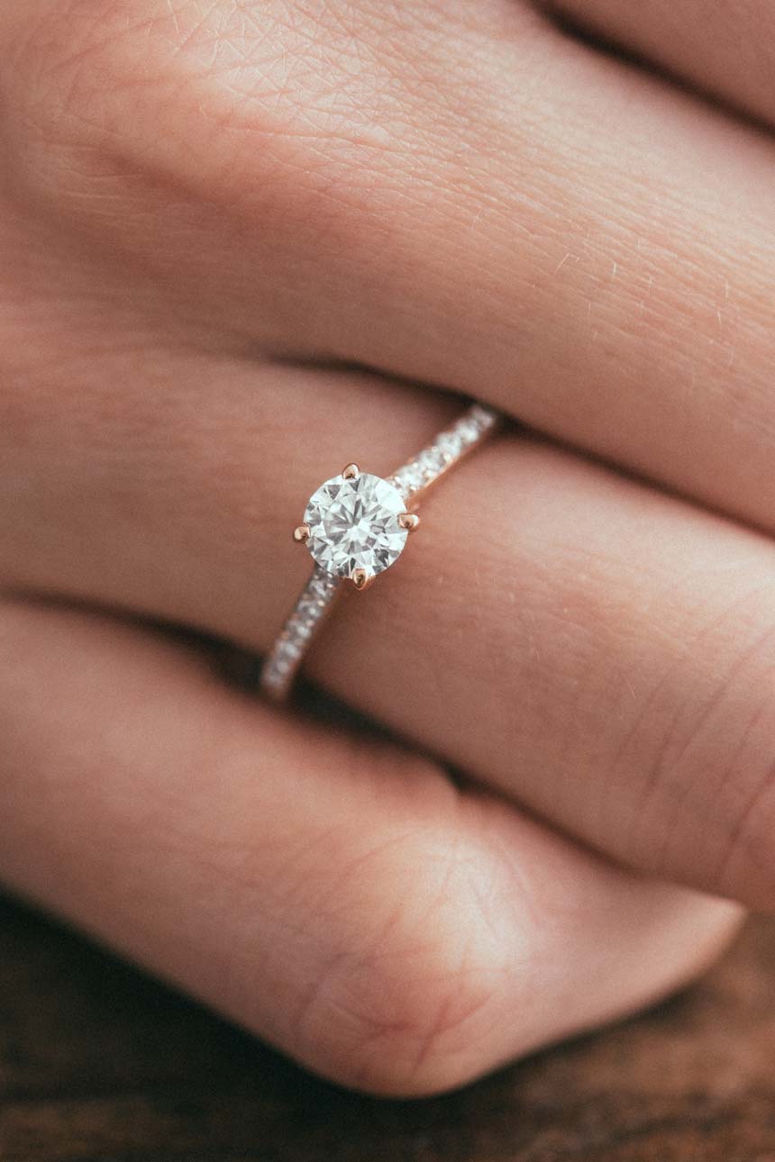 Choisir sa bague de fiançailles solitaires pavés